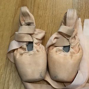 Dead pointe shoes